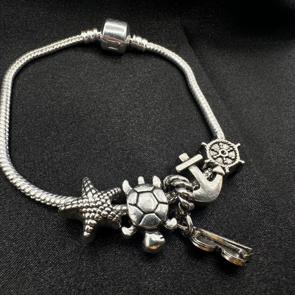 Vintage 80s Beach Charm Bracelet Silver Tone Starfish Turtle Ship‎ Wheel Jewelry